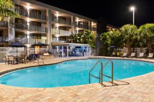 Spark by Hilton Sarasota Siesta Key Gateway内部或周边的泳池