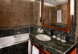 bagno con lavandino e specchio di Hotel President Wilson, a Luxury Collection Hotel, Geneva a Ginevra