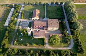 Gattatico的住宿－Agriturismo San Giuseppe，享有带农场房屋的空中景致
