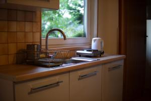 Una encimera de cocina con un fregadero y una ventana. en Słoneczne Wzgórze DOMEK, en Szczawnica 16 fotos más