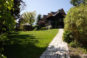 a brick path in front of a house at Słoneczne Wzgórze DOMEK in Szczawnica