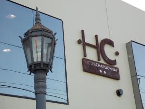a street light in front of a building with a sign at Hotel Chardonnay in Tupungato