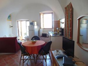 貝爾戈代爾的住宿－Maison d'une chambre avec wifi a Belgodere，一间带桌子的客厅和一间厨房