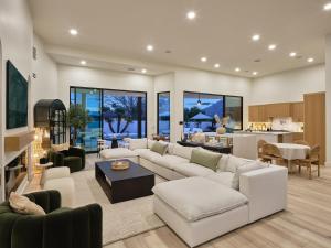 sala de estar con muebles blancos y cocina en Hillside Mansion-Pool/Cold Plunge/Sauna-Mtn Views, en Scottsdale
