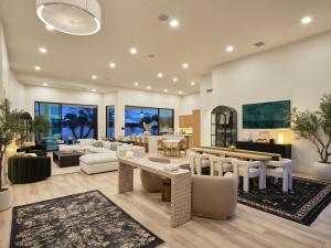 sala de estar con muebles y mesa. en Hillside Mansion-Pool/Cold Plunge/Sauna-Mtn Views, en Scottsdale