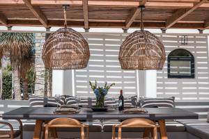 Restaurace v ubytování Oneiro Villa - Voted the best Villa in Rhodes, Greece!