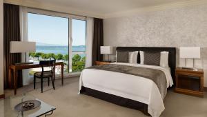 Postel nebo postele na pokoji v ubytování Hotel President Wilson, a Luxury Collection Hotel, Geneva