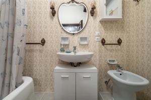 baño con lavabo y espejo en la pared en Ca' Du Beppino Portovenere Central Suite en Portovenere