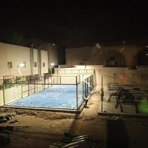 una gran piscina en un edificio por la noche en اغصان الريف لشقق المفروشة, en Riad