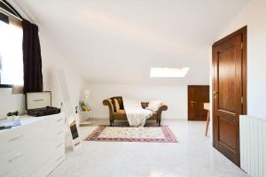 een woonkamer met een bank en een stoel bij The Librarian's home in San Gimignano