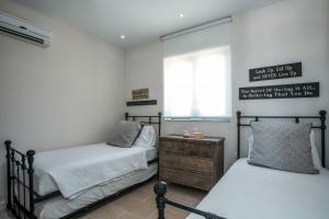 Postel nebo postele na pokoji v ubytování Oneiro Villa - Voted the best Villa in Rhodes, Greece!