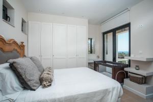 Postel nebo postele na pokoji v ubytování Oneiro Villa - Voted the best Villa in Rhodes, Greece!