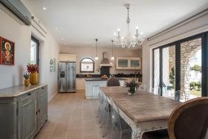 Kuchyň nebo kuchyňský kout v ubytování Oneiro Villa - Voted the best Villa in Rhodes, Greece!
