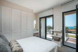 Postel nebo postele na pokoji v ubytování Oneiro Villa - Voted the best Villa in Rhodes, Greece!