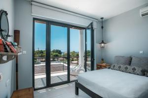 Postel nebo postele na pokoji v ubytování Oneiro Villa - Voted the best Villa in Rhodes, Greece!