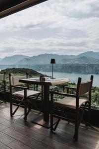 un tavolo e sedie su un balcone con vista di Hotel Querceto Wellness & Spa - Garda Lake Collection a Malcesine