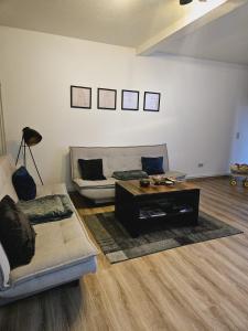 ein Wohnzimmer mit einer Couch und einem Couchtisch in der Unterkunft Lehn dich zurück in Mühlhausen