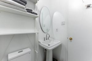 Koupelna v ubytování Le Béluga, Trendy & Fun District, AC, 4K TV + 16 fotografií