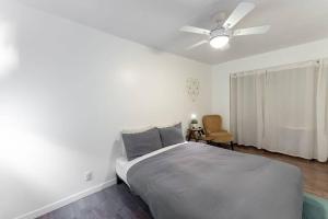 Postel nebo postele na pokoji v ubytování Le Béluga, Trendy & Fun District, AC, 4K TV