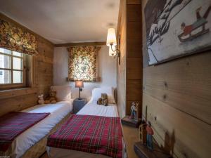 ein Schlafzimmer mit zwei Betten und Teddybären darin in der Unterkunft Duplex de Charme à Courchevel 1850 - Capacité 10 Personnes, Centre-Ville - FR-1-575-29 in Courchevel