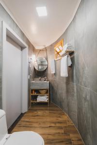 a bathroom with a sink and a toilet at Villa Vinicolla - Refúgio & Vinícola Boutique com Degustações in Bento Gonçalves