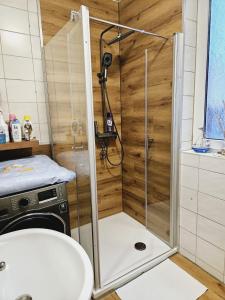 La salle de bains est pourvue d'une douche avec une porte en verre. dans l'établissement Lehn dich zurück, à Mühlhausen