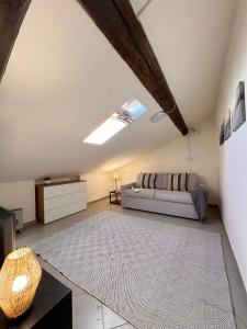 Un pat sau paturi într-o cameră la La Mansarda