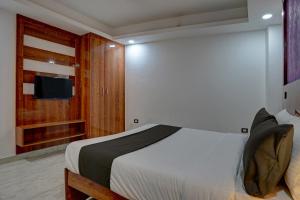 um quarto com uma cama e uma televisão de ecrã plano em luxury room on NH8 near Hero Honda Chowk Gurgaon em Gurgaon