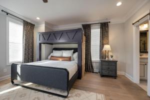 um quarto com uma cama grande num quarto com janelas em Gulch Melody - Private Rooftop - Heart of Gulch em Nashville
