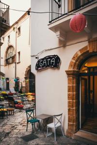 un ristorante con un cartello sul lato di un edificio di Gata Galleria Taranto a Taranto