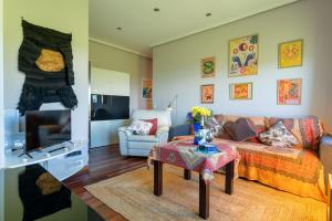 a living room with a couch and a table at casa saida in Liencres