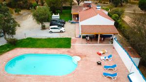 eine Luftansicht eines Hauses mit Pool in der Unterkunft Cidrão dos Brejos in Santiago do Cacém