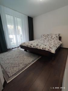 - une chambre avec un lit et un tapis au sol dans l'établissement Apartmán M&K WEST, à Poprad