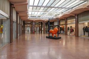 un grande salone con una statua di leone al centro di Arsenale Turin Rooms a Torino