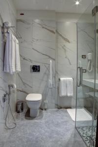 e bagno con servizi igienici e doccia in vetro. di Arsenale Turin Rooms a Torino