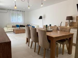 a kitchen and dining room with a wooden table and chairs at Casa Laura in Cervione