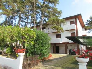 dom z płotem przed nim w obiekcie Cozy family escape - Beahost w Bibione +19 zdjęć