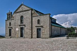 an old brick building with a tower on top at Appartamento 24 letti con cucina e parcheggio privato gratuito in Candela