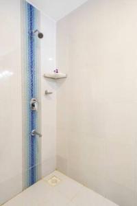 Captivating Tree and Garden Views One Bedroom Apartment with AC,wifi, Gym and 5min walk to beach客房内的一张或多张床位