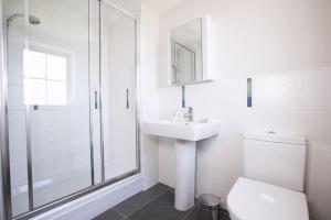 Saint Just in RoselandにあるSandbarのトイレ、洗面台、シャワー付きのバスルーム +5枚の写真