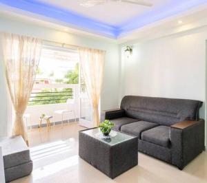 Captivating Tree and Garden Views One Bedroom Apartment with AC,wifi, Gym and 5min walk to beach的休息区
