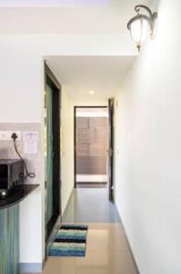 Captivating Tree and Garden Views One Bedroom Apartment with AC,wifi, Gym and 5min walk to beach的厨房或小厨房