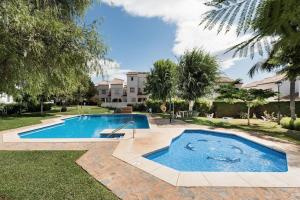 uma piscina no quintal de uma casa em Heaven at the shore: El Cielito. em Málaga
