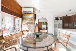uma sala de estar com uma mesa e uma cozinha em Heaven at the shore: El Cielito. em Málaga
