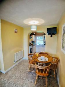 TV a/nebo společenská místnost v ubytování 4 Rossnowlagh Creek Chalets + 13 fotografií