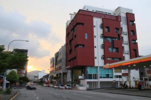 un edificio rojo al lado de una calle en Ipoh Downtown Hotel en Ipoh