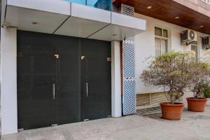uma grande porta de garagem preta numa casa em luxury room on NH8 near Hero Honda Chowk Gurgaon em Gurgaon