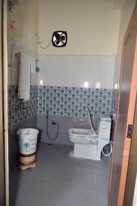 ChaukoriにあるAtithi Home Stay - Himalayas viewのバスルーム(トイレ付)が備わります。