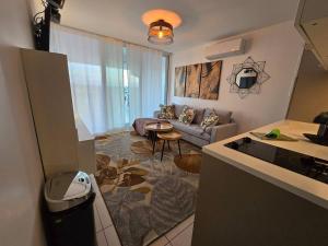 un salon avec un canapé et une table dans l'établissement L'éden Port Nature 5 Village Naturiste Cap d'Agde, au Cap d'Agde