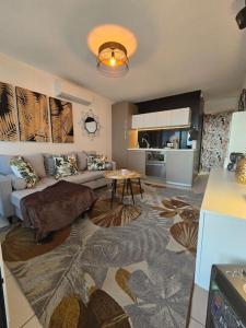 un salon avec un canapé et une table dans l'établissement L'éden Port Nature 5 Village Naturiste Cap d'Agde, au Cap d'Agde